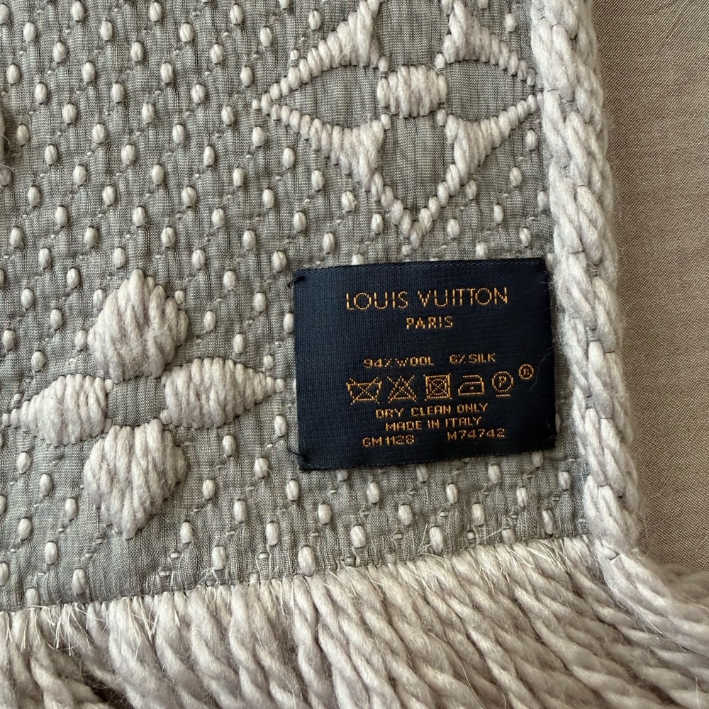 Louis Vuitton Cream and Gray Monogram Knit Scarf - Picture 2 of 5
